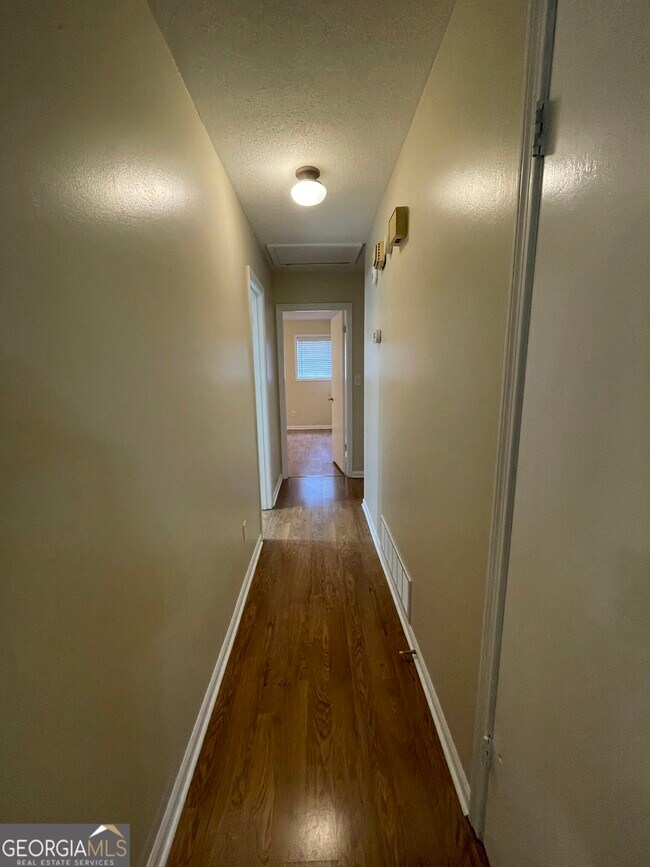 Building Photo - 2596 Woodland Dr NW