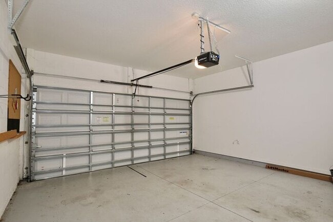 Building Photo - Gorgeous 4/2.5 Spacious Townhome with a Loft Area and a 2 Car Garage in the Desirable Gated Commu...