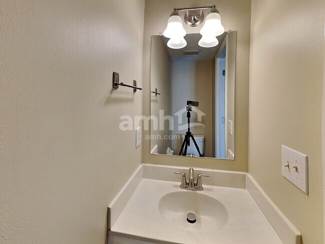 Building Photo - 8612 Oak Creek Dr