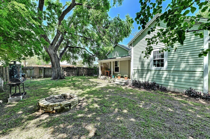 Building Photo - 1201 Farm St