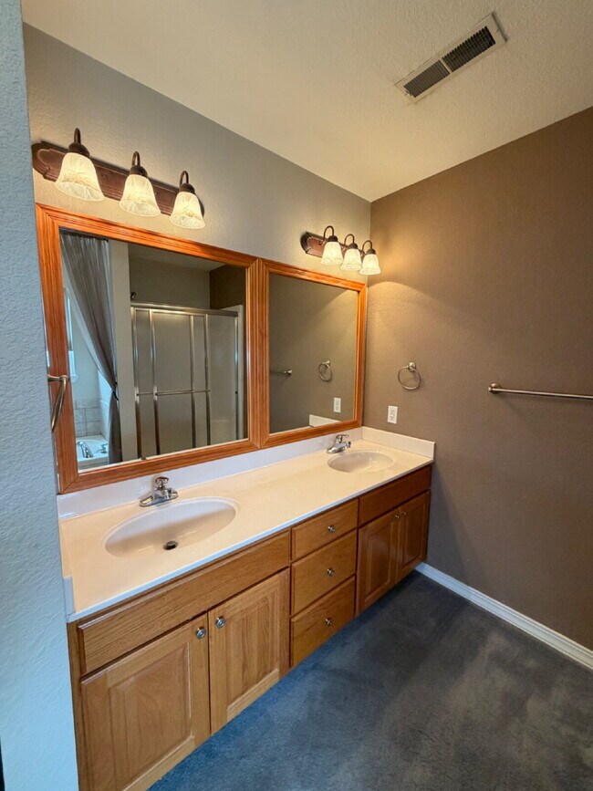 Building Photo - "Charming 3-Bedroom Summerbrooke home with 2 Full Baths with Fenced in, flat back yard”