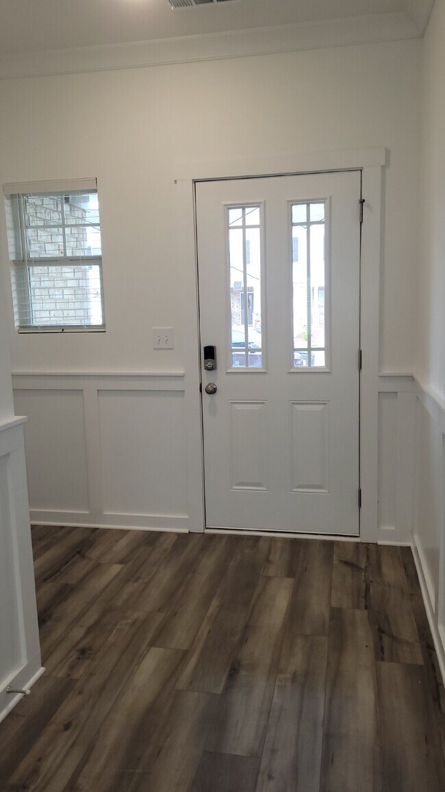 Building Photo - 7580 Discovery Pt Dr NW