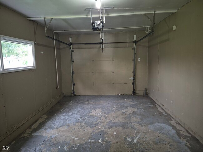 Building Photo - 2725 Kristen Dr W
