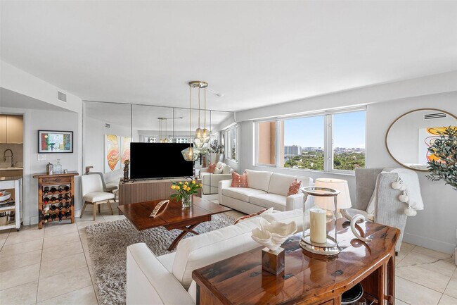 Building Photo - 3000 Holiday Dr