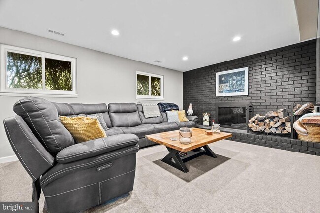 Building Photo - 6 Hounds Hollow Ct