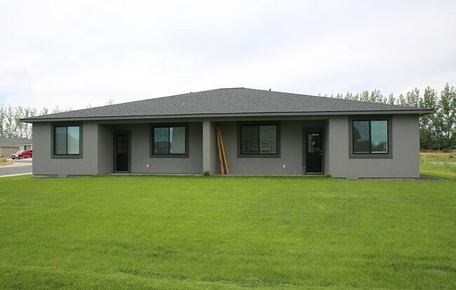 Building Photo - Modern Duplex for Rent