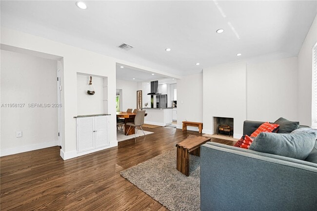 Building Photo - 295 De Leon Dr