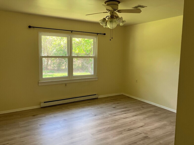 Building Photo - 335A Canterbury Ct