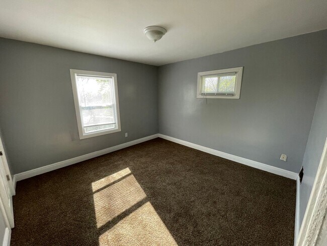 Building Photo - DAYTON, OH - FIVE OAKS - 3 BEDROOM/1 BATH ...