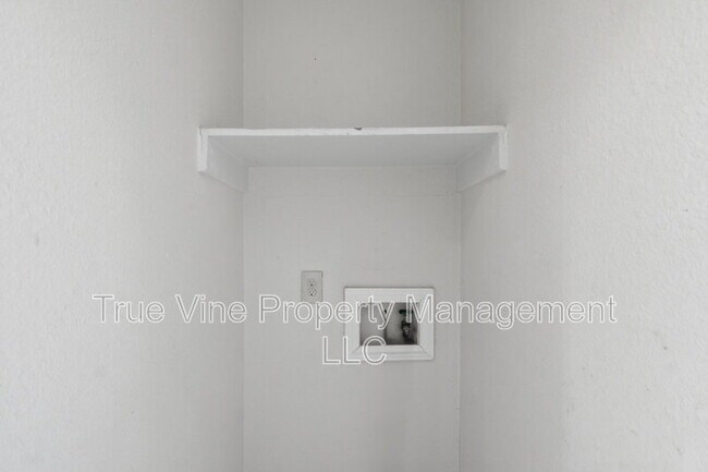 Building Photo - 7911 Corona Ridge