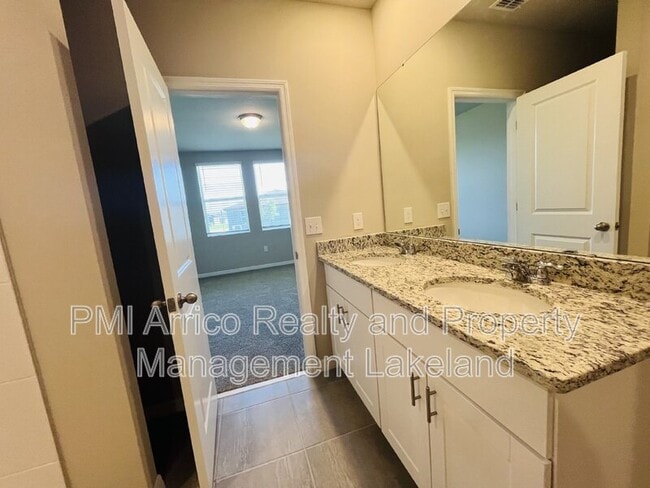 Building Photo - 1061 Oak Vly Dr