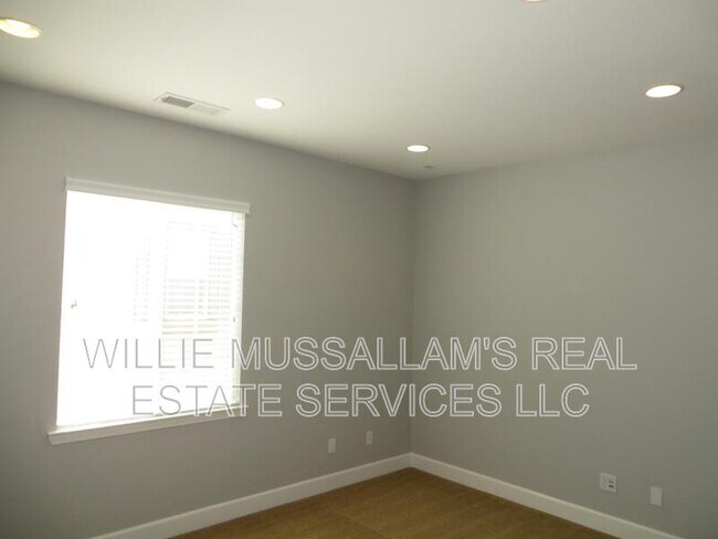 Building Photo - 685 W Rico Way