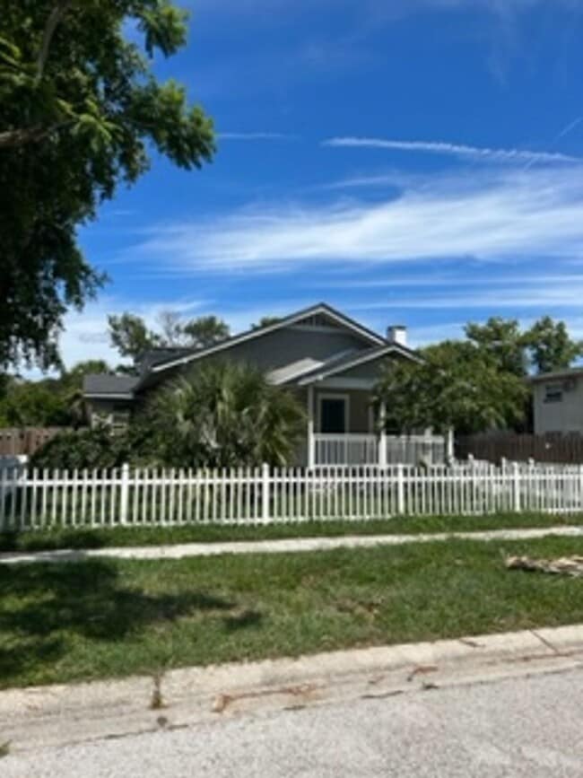 Building Photo - Well maintained 3/2 centrally located and available now!