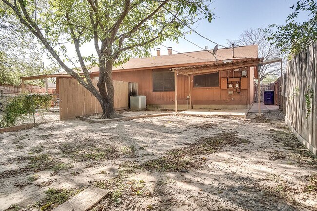 Building Photo - 907 Fieldwood Dr