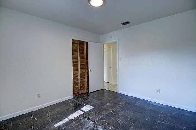 Building Photo - 2202 Saxony Dr
