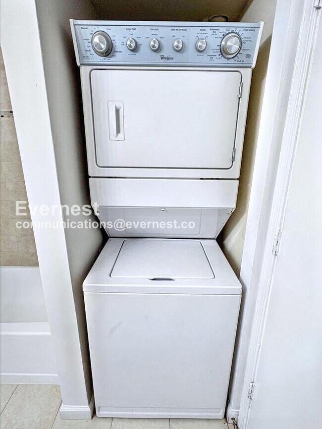 Building Photo - 2 Bed/1 Bath Condo with In-Unit Laundry / Pet-Friendly / Vouchers Accepted / Available Now!