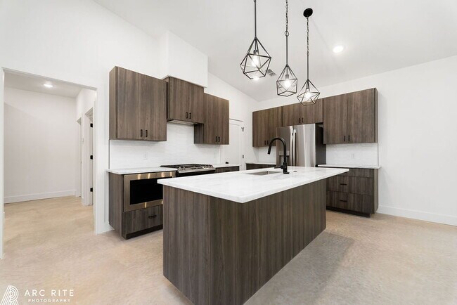 Building Photo - High End Luxury Home!