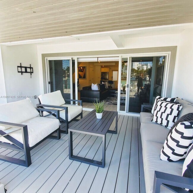 Building Photo - Beautiful waterfront townhouse in the heart of Miami