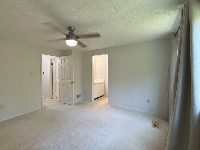 Building Photo - 3 Bed 4 Bath Townhome for Rent in Fairfax, VA!