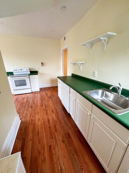 Kitchen - 926 Savannah Ave