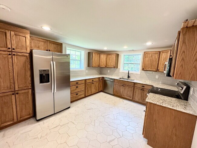 Building Photo - 2 bedroom, 1 bathroom in Seneca