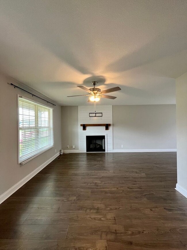 Building Photo - ** COMING SOON ** Beautiful Large Home in Great Location