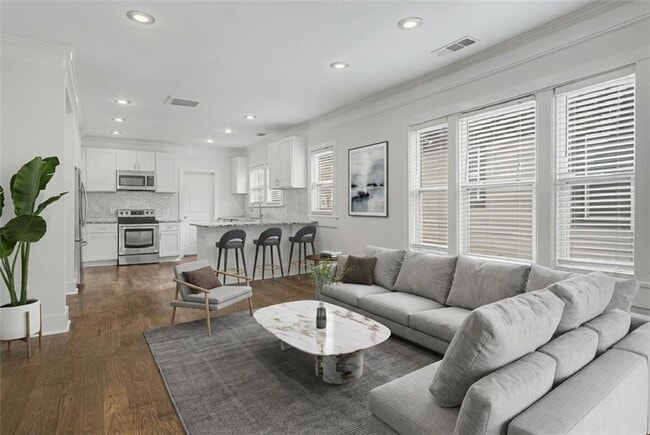 Building Photo - 287 MacKenzie Dr NE