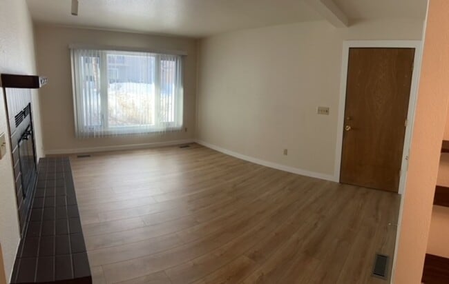 Building Photo - 2 Bedroom Condo!