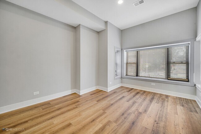 Building Photo - 2735 W Polk St
