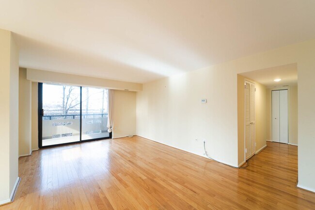 Building Photo - Contemporary 2BR/2BA Corner Condo at The Encore of McLean