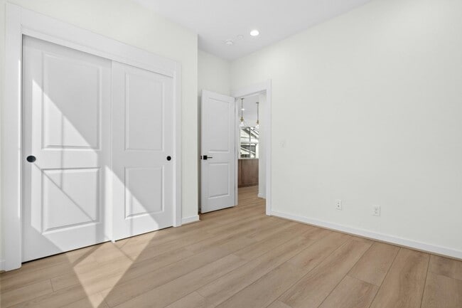 Building Photo - 3bd/2.75ba Redmond Home