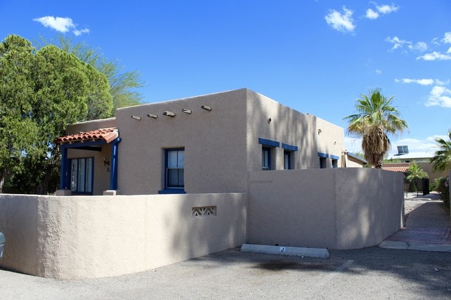 Building Photo - 580 E Calle Del Arizona