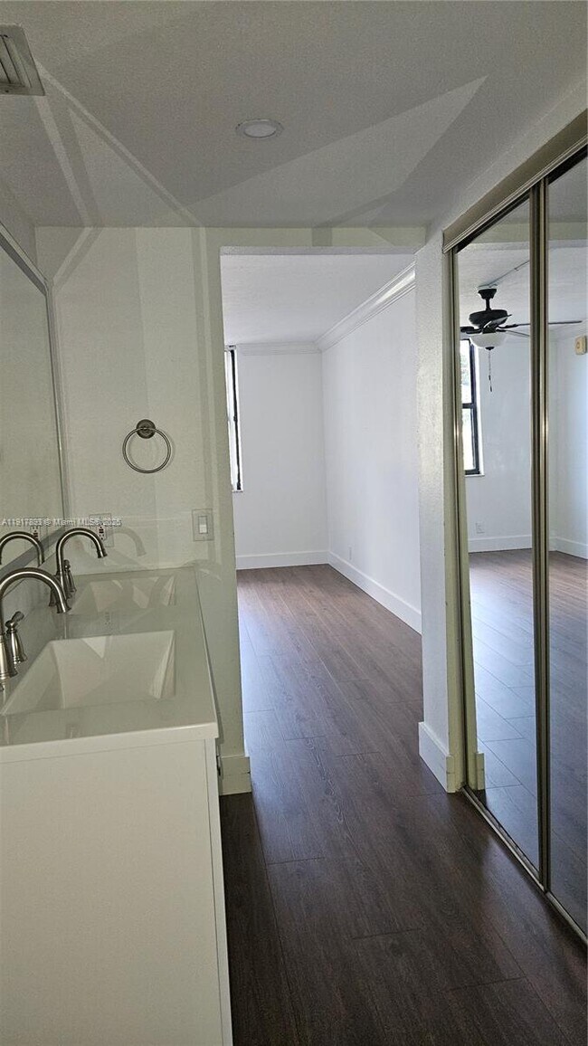 Building Photo - 105 Lake Emerald Dr