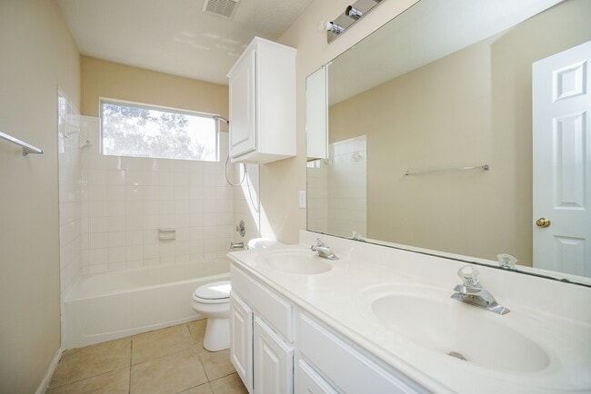 Building Photo - 822 Hyacinth Pl