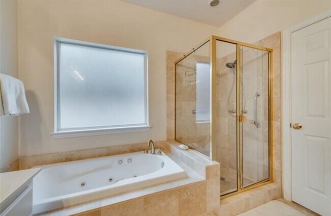 Building Photo - Beautiful 4 Bedrooms, 2.5 baths property i...