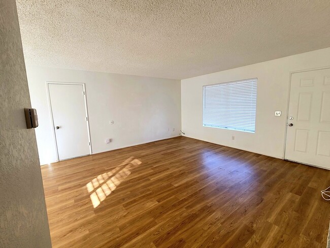 Building Photo - You will love this 2 bedroom 1.5 bath in 29 Palms  Close to Marine Base