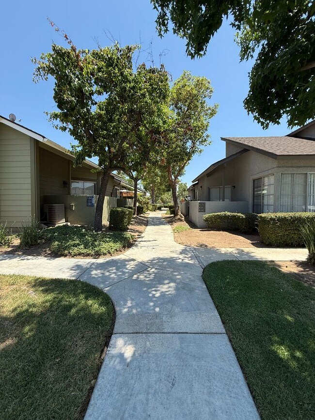 Building Photo - 2.5 Bed + 1.5 Bath + 2 Car Garage + Centra...