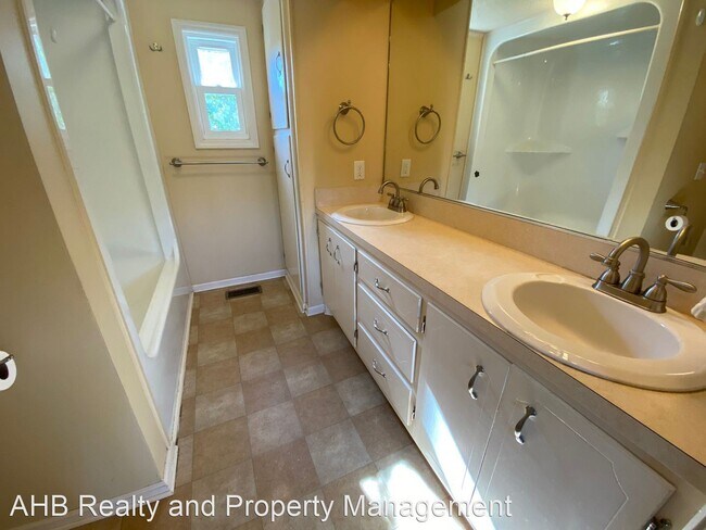 Building Photo - 3 br, 1.5 bath House - 407 Roma Rd.