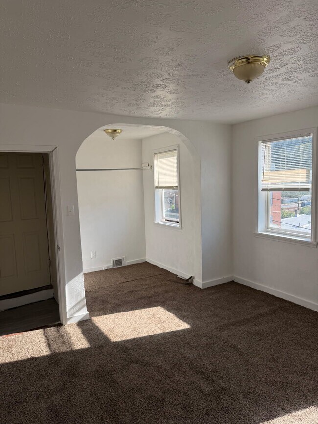 Building Photo - 730 Middle Ave