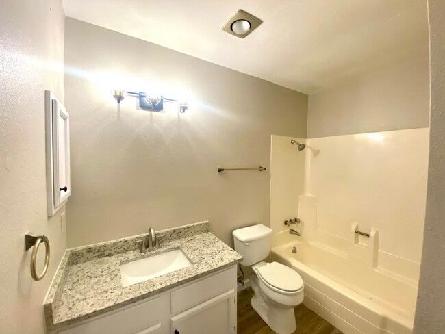 Building Photo - Remodeled 3 Bedroom 2 Bath  with cute back...
