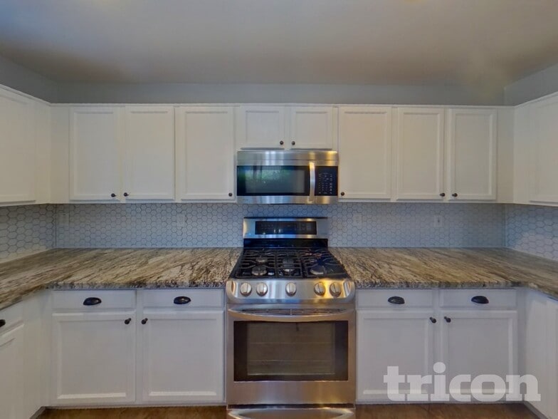 Building Photo - 43738 Elm Dr