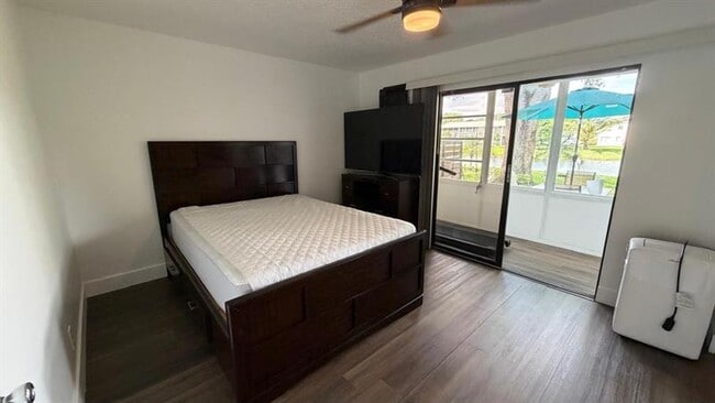 Building Photo - 102 Westbury E