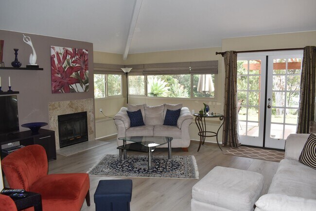 Building Photo - 2 Bedroom 2 Bath Single Story Golf Course ...