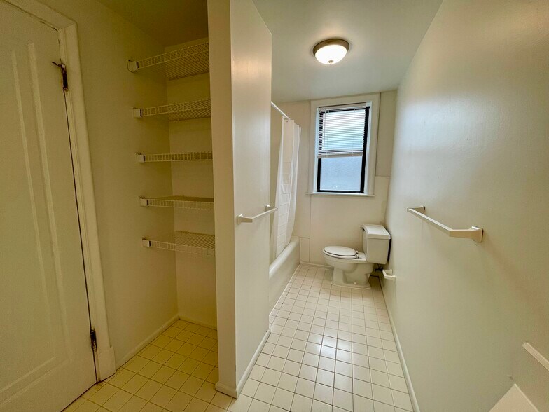 Building Photo - 6238 Southwood Ave