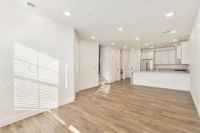 Building Photo - Beautiful Townhome in Kechter Farms!