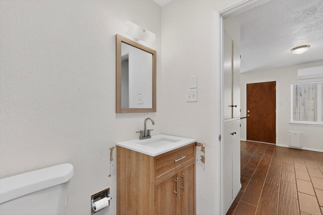 Building Photo - Close in West Side 2 bedroom 1.75/ba 1/cg