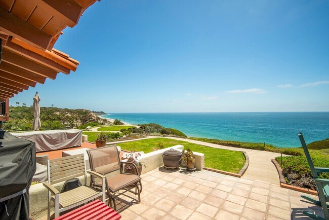 Building Photo - Dream home Located on the Bluff of Southwe...