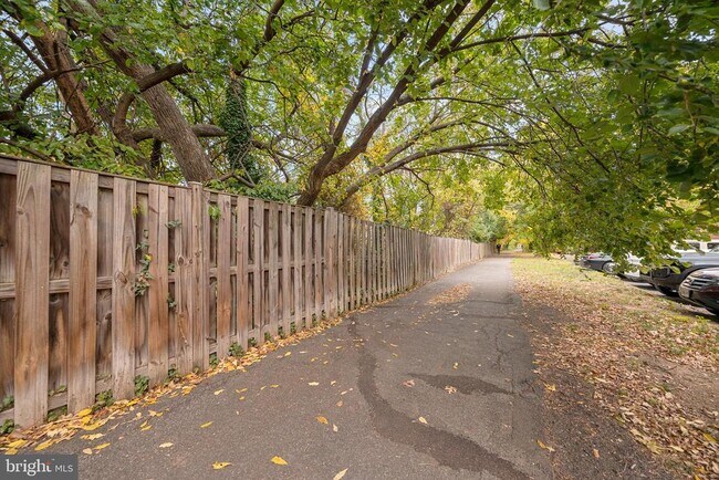 Building Photo - 1403 E Abingdon Dr