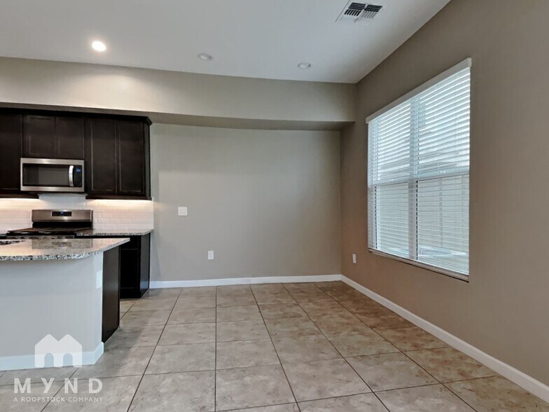 Building Photo - 4839 E Village Dr