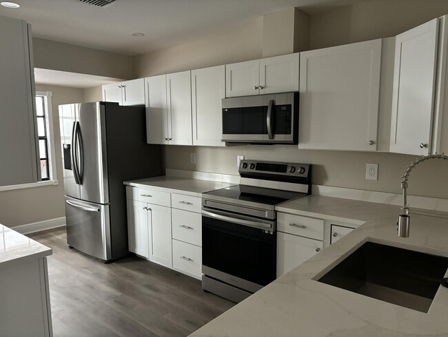 Building Photo - 255 Paradise Blvd